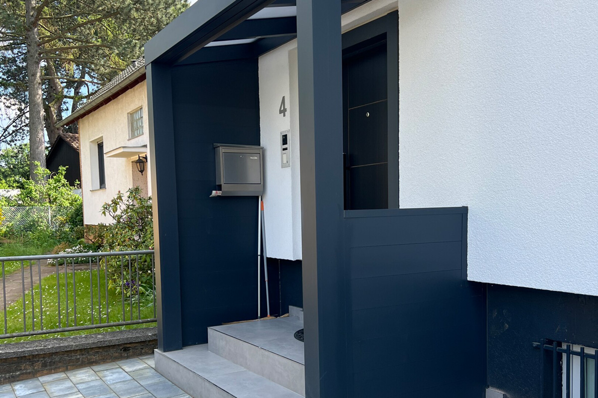 Vordach mit Glaswindschutz Hannover